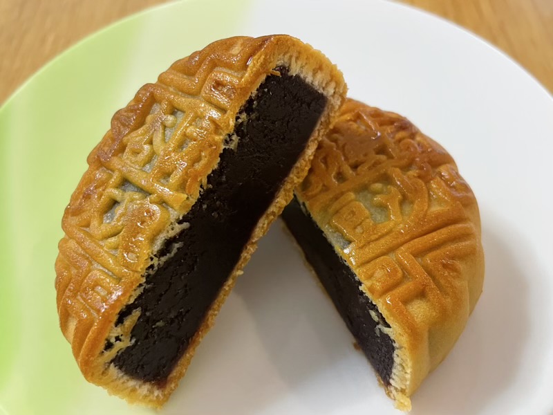 あんこ月餅の断面。
